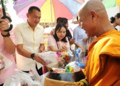 ประชาชนชาวจังหวัดพระนครศรีอยุธยา ทำบุญออกพรรษาร่วมตักบาตรเทโวโรหณะ