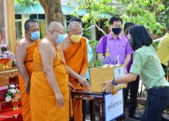 สมเด็จพระมหาวีรวงศ์ ตรวจเยี่ยมโรงทานคณะสงฆ์จังหวัดนครนายก พร้อมมอบสิ่งของให้ตัวแทนผู้นำชุมชน เพื่อนำไปมอบให้กับประชาชนที่ได้รับผลกระทบโควิด-19