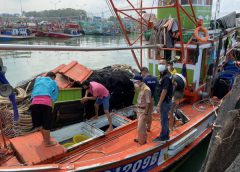 ตำรวจน้ำบุกจับเรือประมง วางอวนจับสัตว์น้ำริมชายฝั่งทะเลเกาะล้าน