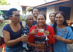 สาวเจ้าของสวนทุเรียนภูเขาไฟ จ.ศรีสะเกษ โชคดีถูกรางวัลที่ 1 รับเงิน 12 ล้านบาท ไปเก็บอัฐิของตาเห็นตัวเลขชัดเลขเด็ด 95 ซื้อล๊อตเตอรี่ 2 ใบ 051095 ถูกรางวัลที่ 1