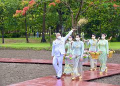 ฤกษ์ดีฝนตกในวันพืชมงคล​ ประธานองคมนตรีเป็นประธาน ปลัด​เกษตร​ฯ​ หว่านข้าวในแปลงนาสาธิต สวนจิตรลดา สร้างขวัญกำลังใจเกษตรกรทั่วประเทศ