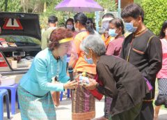 ดร.กัลยาณีร่วมกับวัฒนธรรมจังหวัดศรีสะเกษ และเจ้าอาวาสวัดโพธิ์ศรี   จัดตู้ปันสุข  ชุมชนคุณธรรมวัดโพธิ์ศรี