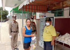 ผกก.บางสะพานน้อย​ ควักเงินส่วนตัวร่วมกับชาวบ้าน ซื้อข้าวสารอาหารแห้งใส่ตู้ปันความสุขให้ผู้เดือดร้อน