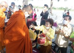 พ่อเมืองศรีสะเกษจัดทำบุญใส่บาตรต้อนรับนักท่องเที่ยวผู้มาเยือนงานเทศกาลเงาะทุเรียน 2563