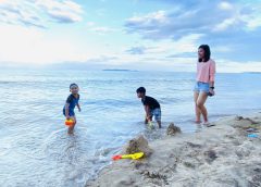 ชวนเที่ยว…ดูดดื่มบรรยากาศ ริมหาดต้นทองหลาง ที่ครัวผู้ใหญ่สา