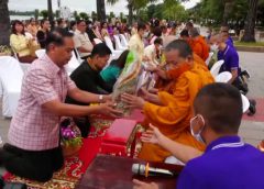 พ่อเมืองศรีสะเกษ นำชาวพุทธศรีสะเกษพร้อมใจ นุ่งผ้าไทยใส่บาตร ทำความดี วิถีพอเพียง ตามโครงการรณรงค์แต่งกายด้วยผ้าไทยและผ้าพื้นเมือง จังหวัดศรีสะเกษ