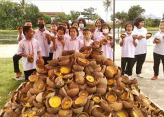 อำเภอทับสะแก ร่วมกับ สภาวัฒนธรรม เทศบาลตำบลทับสะแก ชมรมกำนันผู้ใหญ่บ้านอำเภอทับสะแก จัดกิจกรรมลอยกระทงกะลาสาย แจกฟรีผู้ร่วมงาน กว่า 3,000 ใบ