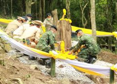 ชาวกุยบุรีแห่ร่วมพิธีวางพวงมาลาสักการะตอไม้จันทน์หอม เนื่องในวันคล้ายวันสวรรคต ร.9