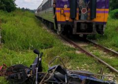 รถไฟชน3ล้อพ่วงตาย3ทั้งที่รถไฟนำไม้ปิดกั้นขวางแต่ชาวบ้านถอดออก