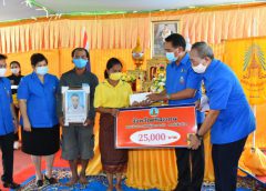 จังหวัดศรีสะเกษมอบสิ่งของพระราชทานมูลนิธิราชประชานุเคราะห์ ในพระบรมราชูปถัมภ์ช่วยเหลือผู้ประสบอัคคีภัย ที่อำเภอขุขันธ์