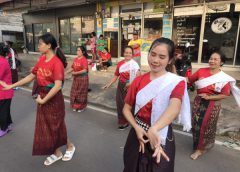 ท่าซ้อมรำบวงสรวงลูกหลาน”คนบ้านแวง’บอกภาษามือสื่อความหมาย 