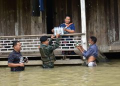 ทหารจับมือผู้นำ ลุยน้ำแจกข้าวสารหมู่บ้านตกสำรวจ ที่ทางการให้การช่วยเหลือไม่ทั่วถึง