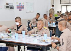 ผบ.ทร.ร่วมโต๊ะรับประทานอาหารกับนักเรียนจ่าทหารเรือ พูดคุยสอบถามความเป็นอยู่อย่างห่วงใย