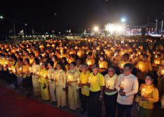 คิดถึงพ่อ ร.9 เมืองสัตหีบร่วมจุดเทียน ปล่อยลูกโป่ง จุดพลุสว่างไสวไปทั่วท้องฟ้า