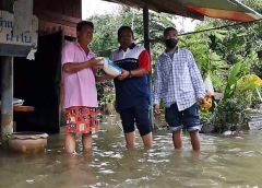 น้ำท่วมนราธิวาสระดับน้ำเริ่มลด ผู้ประสบอุทกภัยซึ้งใจชาวบ้านรวมใจซื้ออาหารแห้งแจก