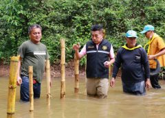 อบจ.พิษณุโลก ร่วมกับอำเภอชาติตระการและชาวบ้านช่วยกันสร้างฝายชะลอน้ำ ตามโครงการ “รวมพลคนสร้างฝายชะลอน้ำ” ที่บ้านปากรอง ต.ชาติตระการ อ.ชาติตระการ จ.พิษณุโลก