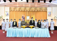 “ในหลวง” พระราชทานอาหาร ซึ่งทรงปรุงด้วยพระองค์เอง และเจลแอลกอฮอล์ล้างมือ  แก่บุคลากรทางการแพทย์โรงพยาบาลเจริญกรุงประชารักษ์ ที่ดูแลรักษาผู้ป่วยโรคติดเชื้อไวรัสโควิด-19 