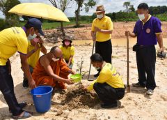 ประธานมูลนิธิหลวงปู่สรวงปลุกต้นรวงผึ้งเฉลิมพระเกียรติ ร.10 เผยหมอพื้นบ้านอำเภอภูสิงห์ต้มหมุนไพรต้านโควิด-19