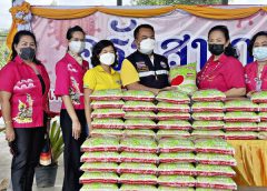 ชมรมวรรณศิลป์ไม่สิ้นสายสัตหีบ จิตอาสาสัตหีบ มอบข้าวสารสนับสนุนครัวสนามเทศบาลตำบลเกล็ดแก้ว