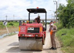 อบจ.พิษณุโลก ซ่อมแซมถนนสายเลียบทางรถไฟบ้านเต็งหนามชำรุดเพื่อแก้ปัญหาความเดือดร้อนให้ประชาชน