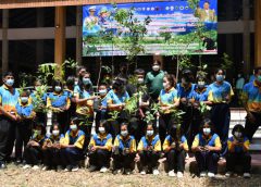 ชมรมคนรักในหลวงจังหวัดศรีสะเกษปลูกต้นไม้เฉลิมพระเกียรติ 69 พรรษา มหาวชิราลงกรณ์และเฉลิมพระเกียรติแด่สมเด็จพระนางเจ้าสิริกิติ์ พระบรมราชินีนาถ พระบรมราชชนนีพันปีหลวง