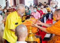 พุทธศาสนิกชน ร่วมบุญ ทอดกฐินสามัคคี สมทบทุนบูรณะอุโบสถ และศาลาการเปรียญ วัดเขาชะโงก ภายใน รร.จปร.