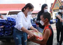 สาวภัทรเทรดดิ้งศรีราชาและกลุ่มเพื่อน ซื้อข้าวสารส่งมอบเป็นกำลังใจให้ชาวบางเสร่สู้ภัยโควิด