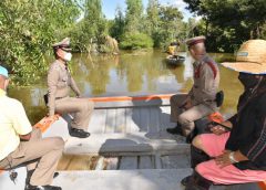 คุ้มหนองหมูน้ำท่วมถึงหลังคาบ้าน ผกก.เมืองห่วงใยจัดสายตรวจพายเรือออกตรวจบ้านเรือนที่ถูกน้ำท่วมหวั่นโจรลักทรัพย์สินซ้ำเติมความทุกข์ของชาวบ้านประสบภัยน้ำท่วม