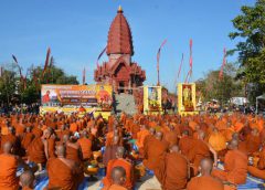 ชาวพุทธแห่ไปตักบาตรพระธุดงค์ 500 รูปจากทั่วประเทศที่วัดไพรพัฒนา ถวายเป็นพระราชกุศลแด่พ่อหลวง ร.9 และ ร.10