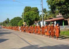 คณะพระธุดงค์จากทั่วประเทศกว่า 500 รูปเดินเท้าเปล่าไปกราบหลวงปู่สรวงวัดไพรพัฒนา เพื่อถวายเป็นพระราชกุศลถวายแด่พ่อหลวง ร.9