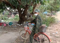 สุดเก๋ คุณป้าปั่นจักรยานแต่งชุดอาสาเต็มยศเบิกเงินธนาคาร