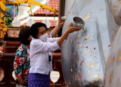 จ.พิษณุโลก สรงน้ำพระบรมสารีริกธาตุ-พระนางพญาองค์ใหญ่ สืบสานประเพณีสงกรานต์