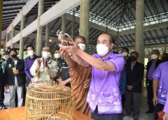 นายอำเภอเมืองศรีสะเกษเปิดโครงการเฉลิมพระเกียรติสมเด็จพระขนิษฐาธิราชเจ้า กรมสมเด็จพระเทพรัตนราชสุดาฯ สยามบรมราชกุมารี ปล่อยนกสู่ฟ้า ปล่อยปลาสู่น้ำ ปลูกต้นไม้มงคลให้แผ่นดิน