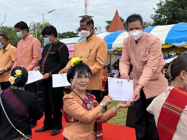 อำเภอศรีรัตนะฉลอง 33 ปีรำลึกคุณความดีร่วมสร้างบ้านแปงเมืองยิ่งใหญ่ตระการตา รำลึกถึงบรรพบุรุษเชิดชูคุณความดีของผู้พัฒนาบ้านเมือง