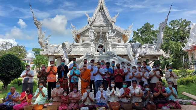 ชมรมคนรักในหลวงจังหวัดศรีสะเกษนำพุทธศาสนิกชนแต่งกายไทยพื้นเมืองย้อนยุคใส่โสร่งนุ่งผ้าชื่น ทำบุญตักบาตรข้าวสาร ชมศิลปะงานปั้นองค์พญานาคและเทวดานางฟ้าแลนด์มาร์คแห่งใหม่ศรีสะเกษ