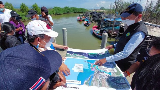 รองอธิบดีกรมชลประทาน นำสื่อมวลชน ติดตามโครงการจัดทำแบบจำลองคณิตศาสตร์ นิเวศวิทยาทางทะเลและผลกระทบสิ่งแวดล้อม โครงการบรรเทาอุทกภัยลุ่มน้ำเพชรบุรีตอนล่าง จังหวัดเพชรบุรี