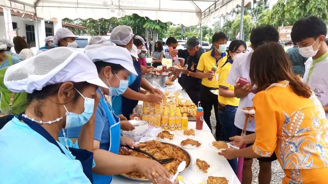 กฟผ.ร่วมสนับสนุน​ กลุ่มแม่บ้านอำเภอทับสะแก​ทำข้าว​ ไข่เจียว​ ในงานสืบสานประเพณีท้องถิ่น​ แห่เทียนพรรษาประจำปี​ 2565