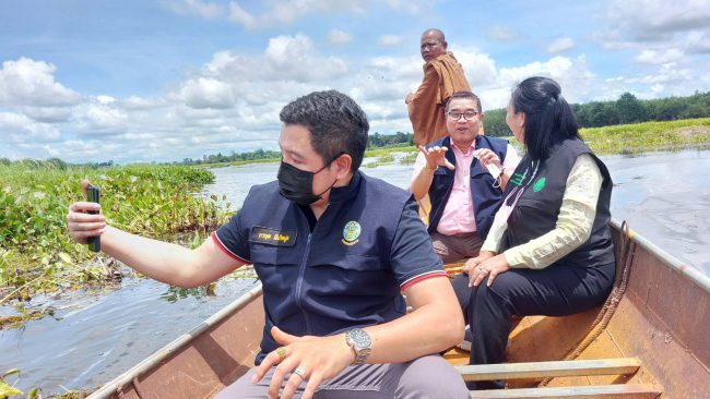 ผู้อำนวยการโครงการชลประทานจังหวัดศรีสะเกษและคณะที่ปรึกษารัฐมนตรีว่าการกระทรวงเกษตรและสหกรณ์ ลงเรือหางยาวสำรวจลำห้วยคล้าแก้มลิงหนองเข็งน้อย