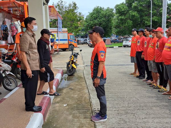 รองผู้ว่าฯศรีสะเกษ ตรวจเยี่ยมและให้การช่วยเหลือผู้ประสบอุทกภัยในเขตเทศบาลเมืองศรีสะเกษ เตือนประชาชนเตรียมพร้อมออกจากพื้นที่ไปสู่ที่สูง