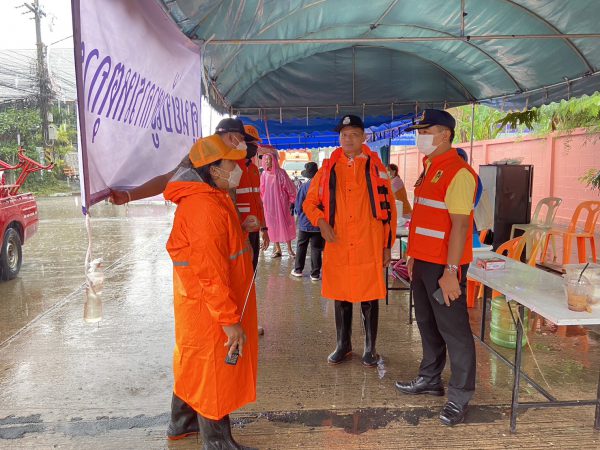 ผู้ว่าฯศรีสะเกษตรวจติดตามสถานการณ์น้ำ 2 ชุมชนเขตเทศบาลเมืองศรีสะเกษ