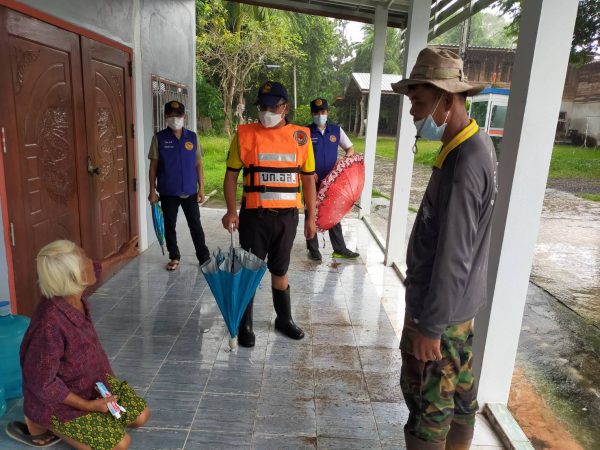 นายอำเภอโพธิ์ศรีสุวรรณลงพื้นที่ติดตามสถานการณ์น้ำในพื้นที่ตำบลอีเซเพื่อให้การช่วยเหลือโดยเร่งด่วน