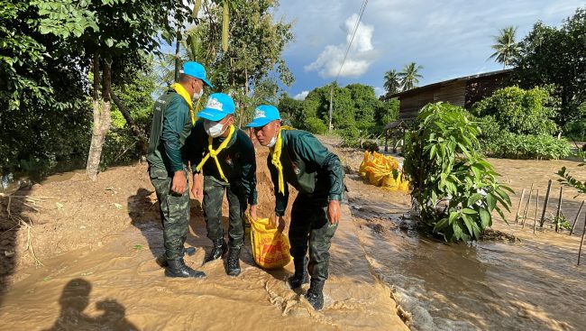 ศอ.จอส.พระราชทาน บชร.๓ จัดกำลังพลจิตพระราชทาน เข้าให้การช่วยเหลือพื้นที่ประสบภัยน้ำท่วมในพื้นที่ ต.เมืองบางขลัง อ.สวรรคโลก จ.สุโขทัย