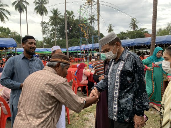 มัสยิดนูรุ้ลอีมาน “จัดงานรวมน้ำใจสู่นูรุ้ลอีมาน ชายทะเลบางสะพาน 65” เพื่อหารายได้ ก่อสร้างที่อาบน้ำละหมาด และสวัสดิการครูสอนศาสนา