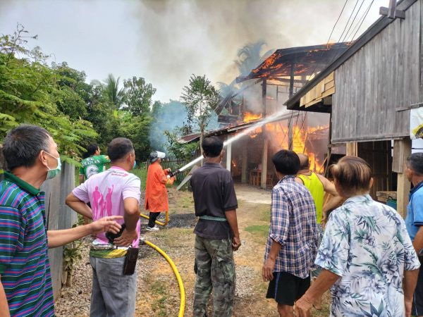 เกิดเหตุไฟไหม้บ้าน หวิดลามเข้าโรงงานเฟอร์นิเจอร์