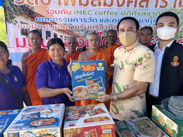 พระวัดป่าพิมลมังคลารามใจเมตตาแจกจ่ายบะหมี่สำเร็จรูป ช่วยเหลือชาวบ้านที่ถูกน้ำท่วม ที่กำลังขาดแคลนอาหาร