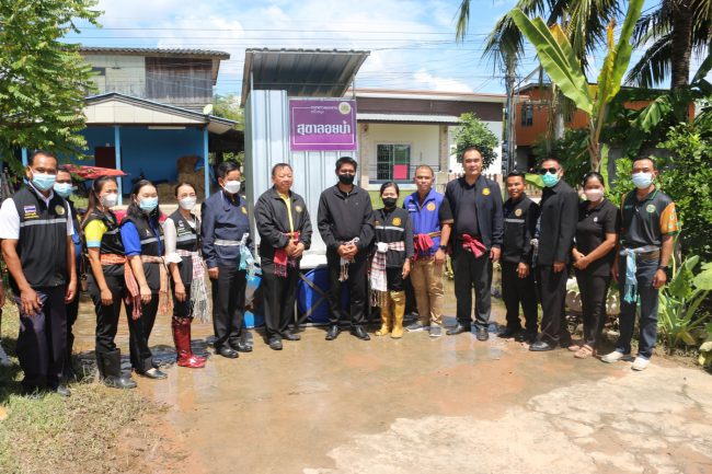 ผู้ช่วยรัฐมนตรีประจำนายกรัฐมนตรี  มอบถุงยังชีพและสุขาลอยน้ำให้แก่ผู้ประสบอุทกภัยตำบลโคกจาน