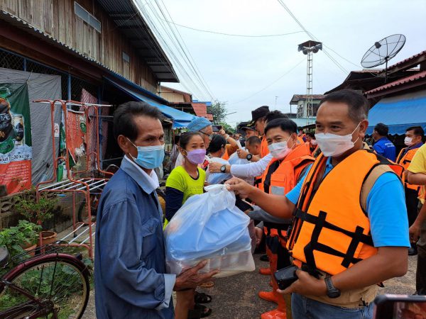 รักษาราชการผู้ว่าฯศรีสะเกษและอดีตผู้ว่าราชการจังหวัดศรีสะเกษมอบมอบถุงยังชีพช่วยเหลือผู้ประสบอุทกภัย อำเภอราษีไศล