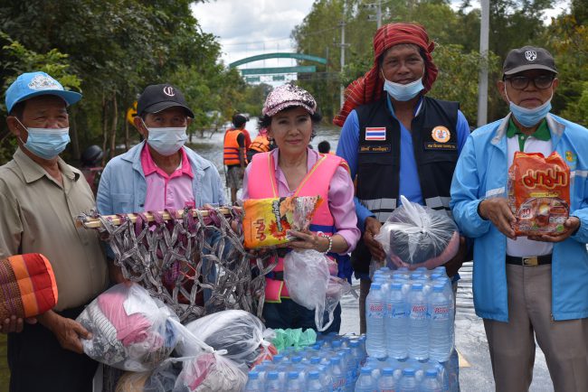 ชาวบ้านน้ำคำศรีสะเกษดีใจ สาว 70 นายกสมาคมส่งเสริมเครือข่ายการท่องเที่ยวศรีสะเกษพร้อมคณะ ลุยช่วยเหลือผู้ประสบภัยน้ำท่วม