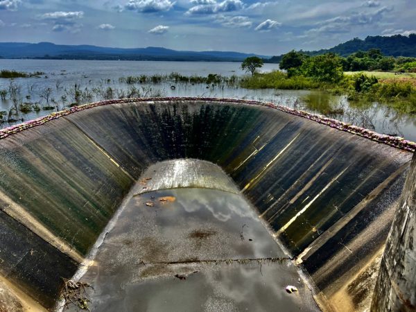 โครงการชลประทานศรีสะเกษ เร่งเสริมระดับทางระบายน้ำล้น(spillway) เพิ่มการเก็บกักน้ำของอ่างเก็บน้ำห้วยศาลา เพื่อการเกษตรกรรมและอุปโภคบริโภคในช่วงฤดูแล้งปี 2566