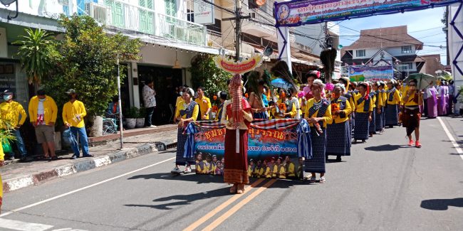 จ.มุกดาหาร จัดงานประเพณีแข่งเรือยาวออกพรรษา ไทย-ลาว